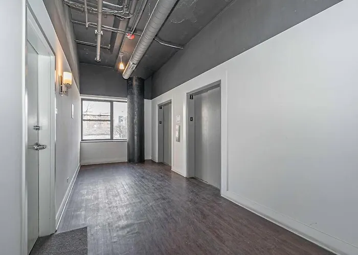 Spacious 2br South Loop With Skyline View, Optional Parking And Gym Access Near Mccormick Place And Soldier Field *