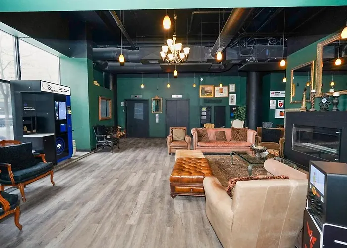 Spacious 2br South Loop With Skyline View, Optional Parking And Gym Access Near Mccormick Place And Soldier Field