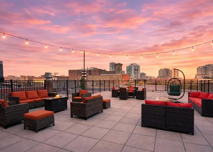 Spacious 2br South Loop With Skyline View, Optional Parking And Gym Access Near Mccormick Place And Soldier Field *