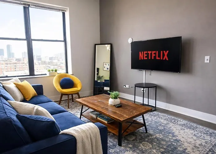 Spacious 2br South Loop With Skyline View, Optional Parking And Gym Access Near Mccormick Place And Soldier Field *
