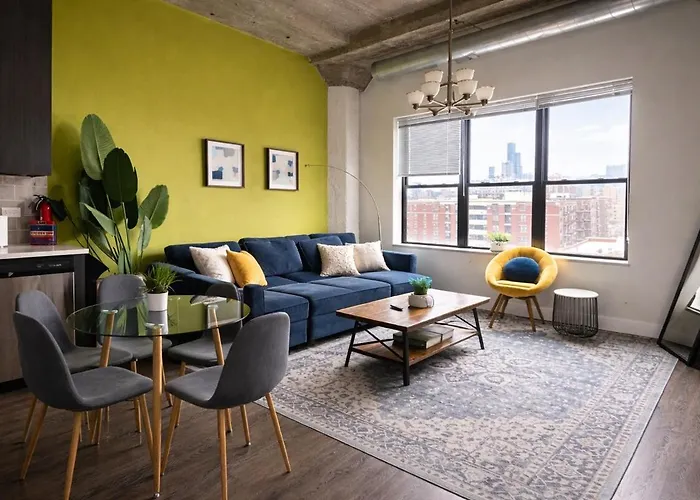 Spacious 2br South Loop With Skyline View, Optional Parking And Gym Access Near Mccormick Place And Soldier Field *