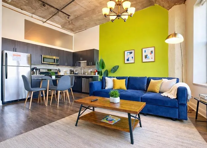 Spacious 2br South Loop With Skyline View, Optional Parking And Gym Access Near Mccormick Place And Soldier Field *